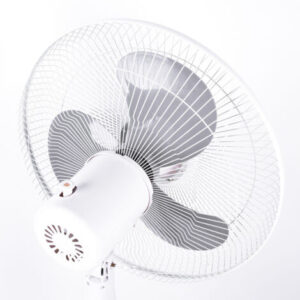 Aga24 – Ventilateur sur pied 43 cm – Puissance 45 W – 3 vitesses – Niveau sonore 57 dB(A) – Hauteur réglable 90-130 cm – Design blanc